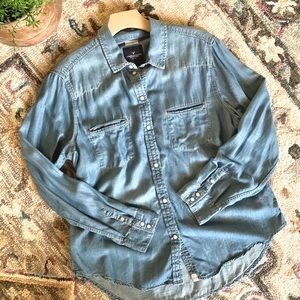 ✨SOLD✨American Eagle long sleeve chambray shirt.